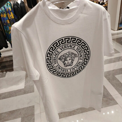 Ver*sace 2025 Spring/Summer Classic Pieces - Medusa & Labyrinth Patterned Print Logo Short-Sleeved T-Shirt