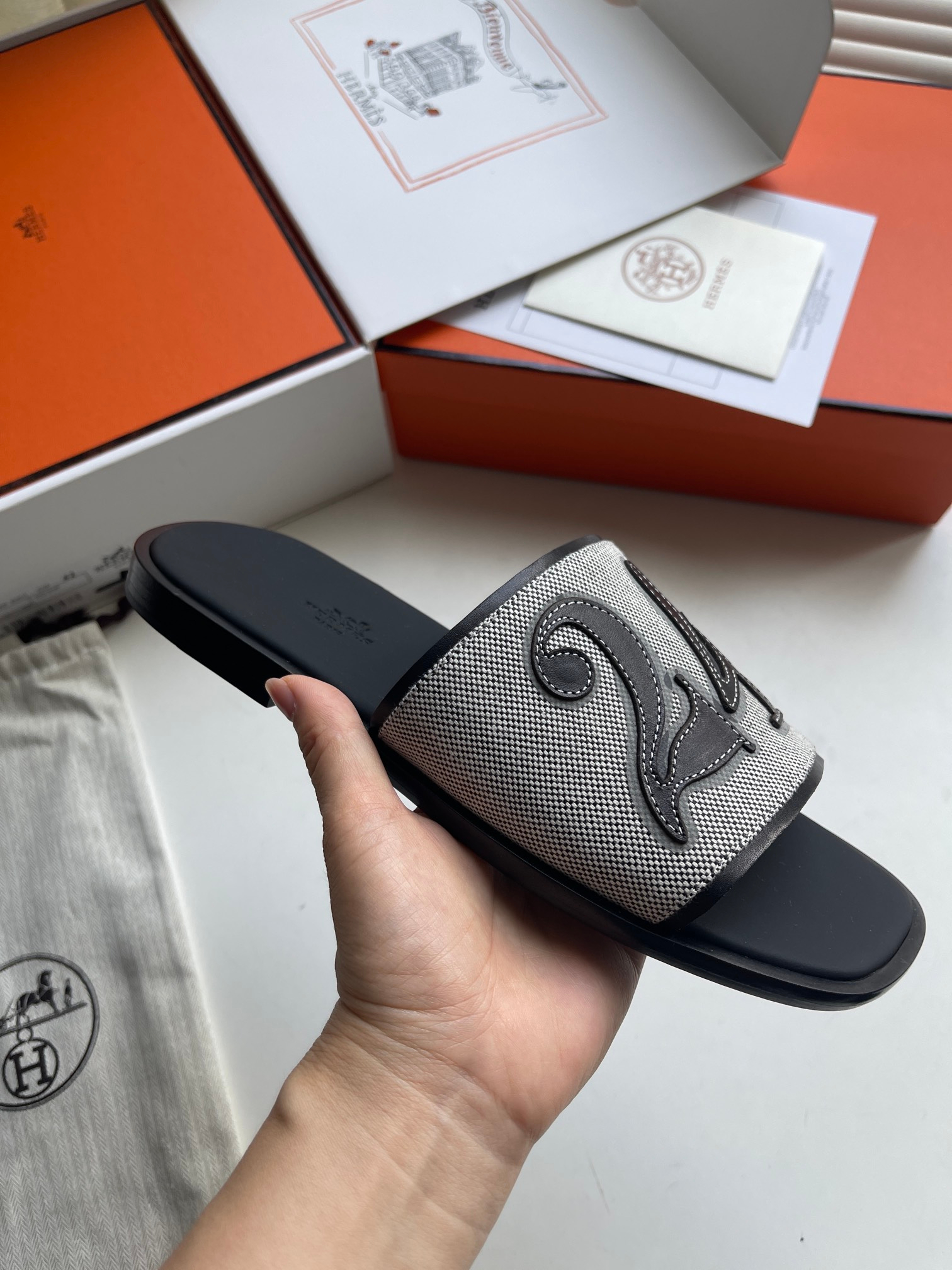 Hermes Sandels – Montanamode