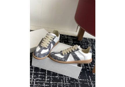 Shop for and buy Ma*iso*n Mar*giela  MAMA-067